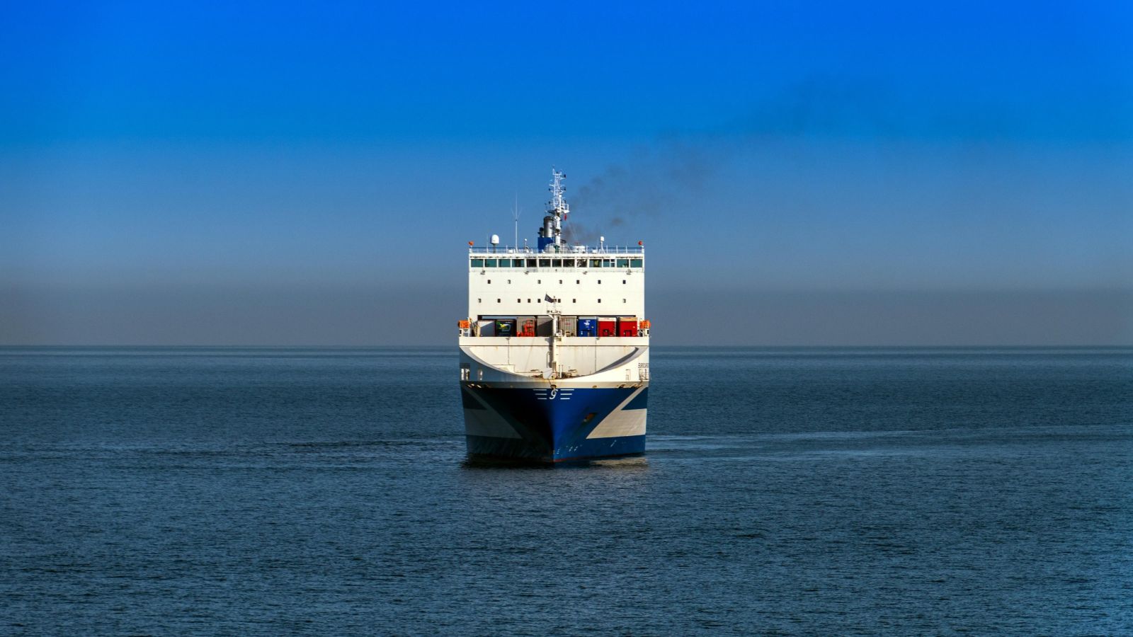 Navio cargueiro chegando ao porto